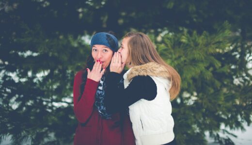 「let someone in on something」の意味とは？「打ち明ける・秘密を教える」をネイティブが使う表現を解説