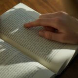 本を熟読する人 - pore overのイメージ