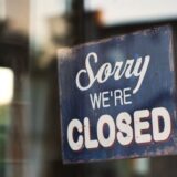 閉店したビジネスのシャッターが降りた店舗