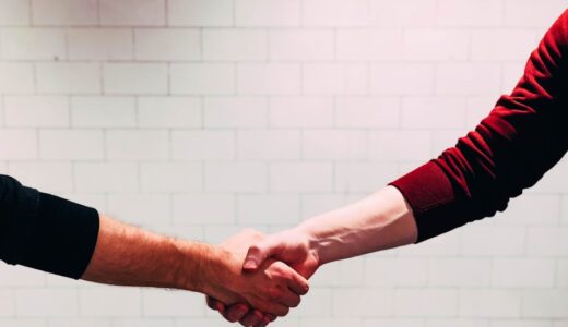 「win someone over」の意味とは？「味方につける・心をつかむ」をネイティブが使うイディオムを解説