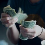 渋々お金を払う人 - shell outのイメージ