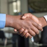 握手で合意する2人 - it's a dealのイメージ