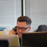 電話で保留をお願いするビジネスシーン