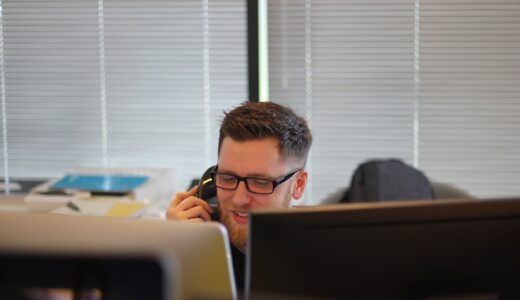 「May I put you on hold, please?」の意味とは？電話で「保留にしてもよろしいですか？」をネイティブが使う表現を解説