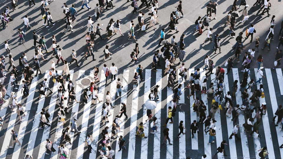 横断歩道を渡る人々・法律を守る市民のイメージ
