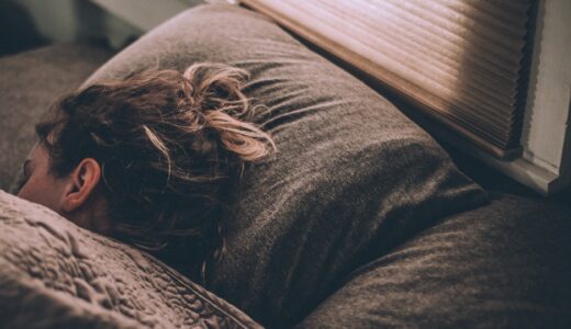 「hit the sack」の意味とは？「寝る・床につく」をネイティブが使うイディオムを解説