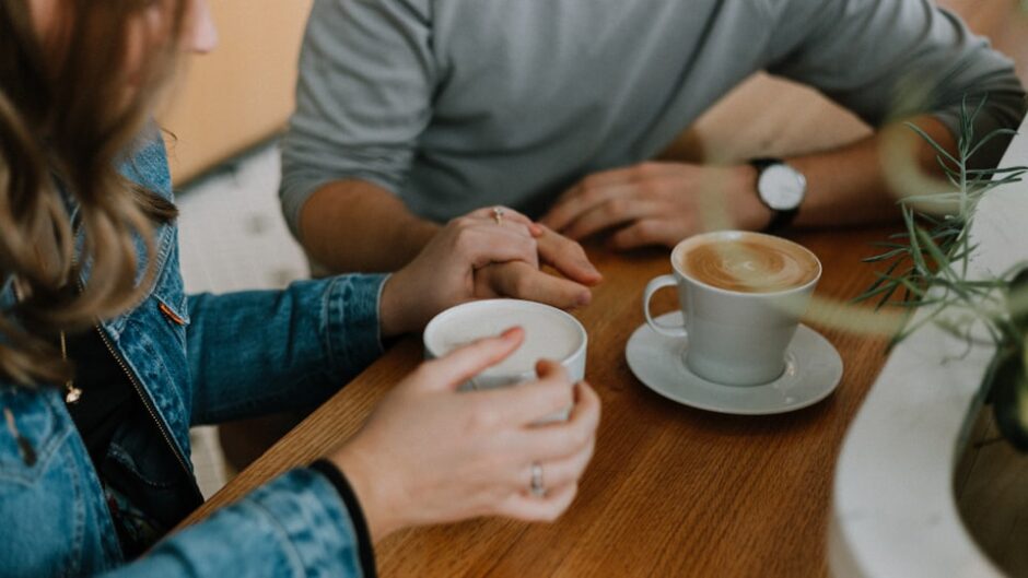 飲み物をシェアする友人たち - Want a sip?のイメージ