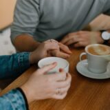 マグカップを持つ2人 - situationshipのイメージ