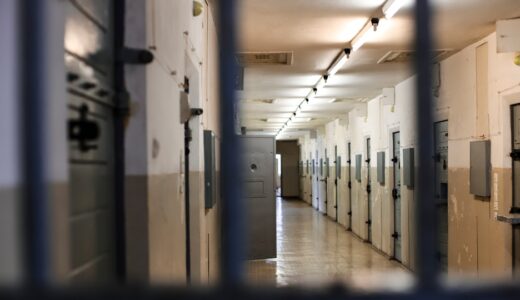 「put someone away」の意味とは？「刑務所に送る・入院させる」をネイティブが使う表現を解説