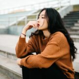 深く考え込む・見抜こうとする人のイメージ