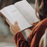 細部にこだわって書類をチェックする人