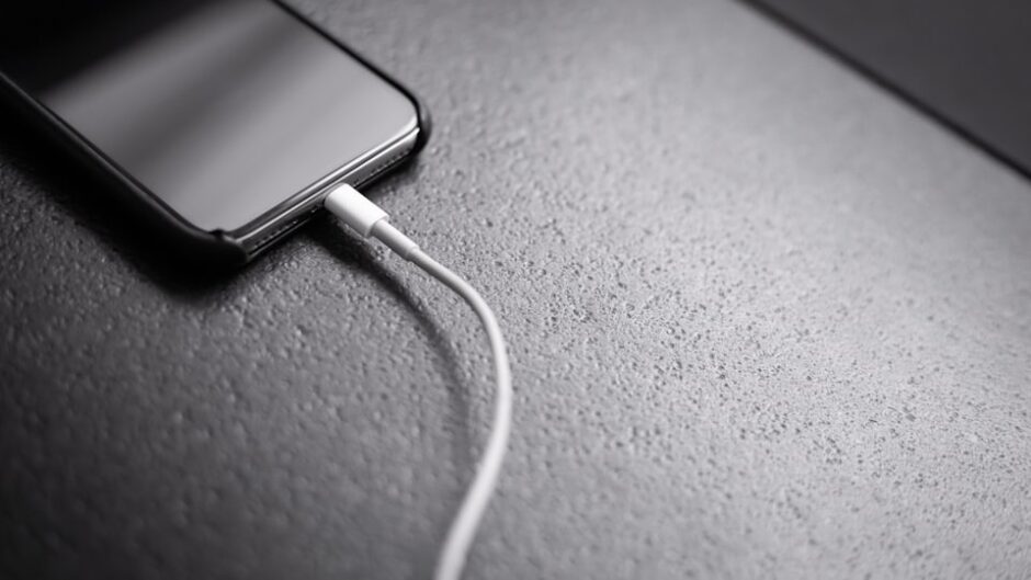 スマホのバッテリーが切れそうなイメージ