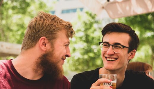 「bust someone's balls」の意味とは？「しつこくからかう・嫌がらせをする」をネイティブが使うイディオムを解説