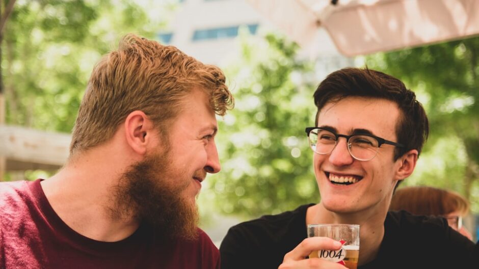 友人同士がビールを飲みながら冗談を言い合うシーン