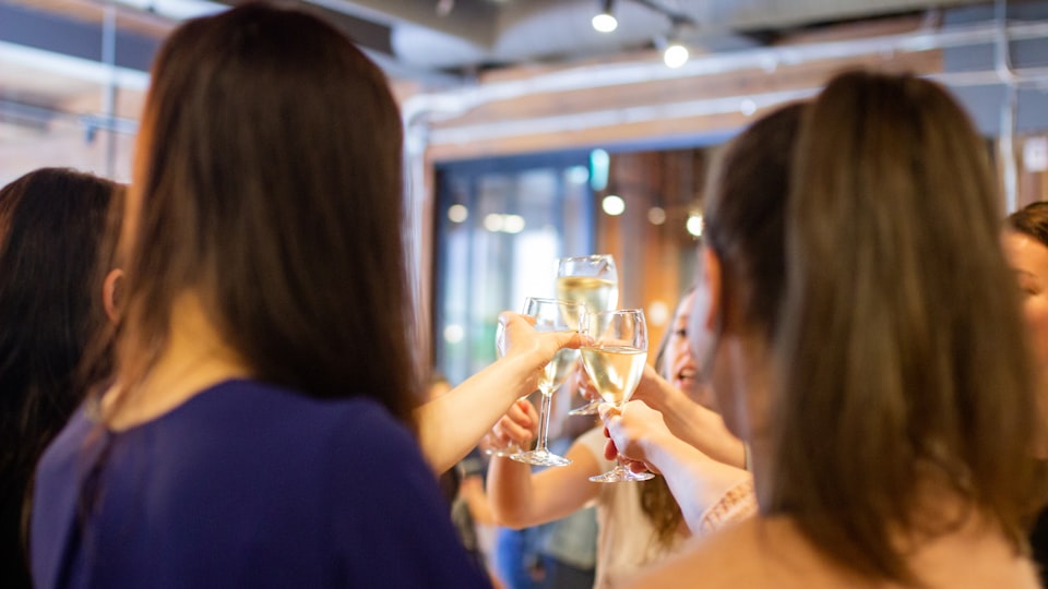 チームでイベントを成功させた喜びのイメージ