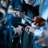 スマートフォンを見る人 - chronically onlineのイメージ