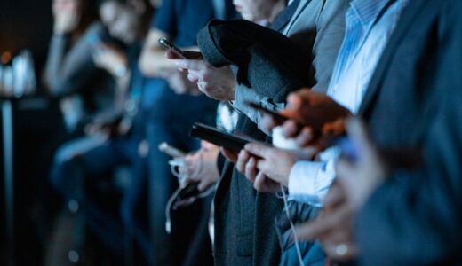 「chronically online」の意味とは？「ネット依存・現実離れ」をネイティブが使うスラング