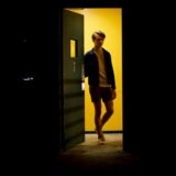 自分で退室する人 - I'll show myself outのイメージ