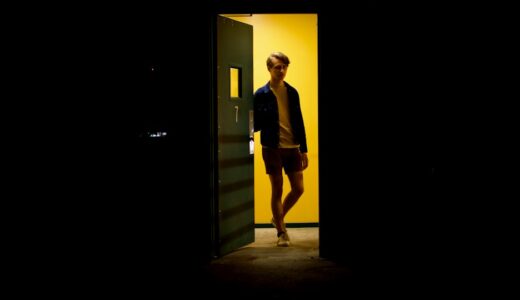 「I'll show myself out」の意味とは？「お見送りは結構です・自分で出ます」をネイティブが使う表現を解説