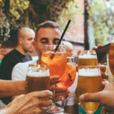 友人とお酒を楽しむシーン