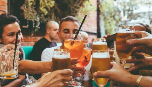 「酔っている」を英語で言うと？tipsy・drunk・hammeredなどネイティブが使う表現を程度別に解説