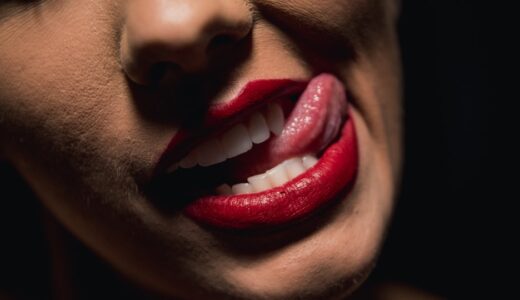 「bite one’s tongue」の意味とは？「言いたいことを我慢する」をネイティブが使うイディオムを解説