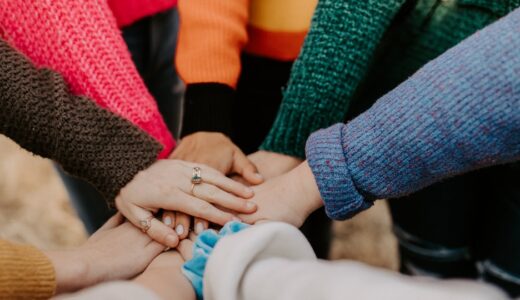 「pitch in」の意味とは？「協力する・お金を出し合う」をネイティブが使うイディオムを解説