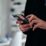 メッセージを返信しようとしている人
