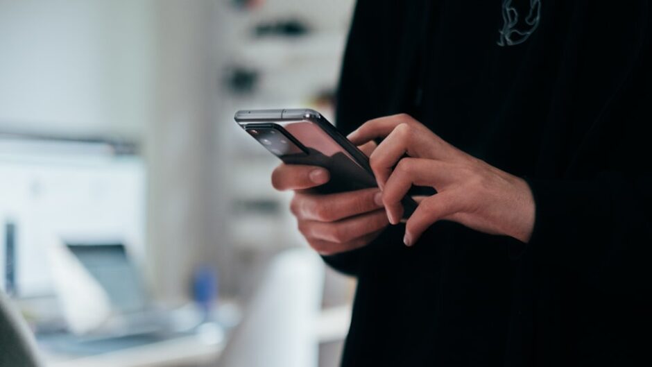 スマートフォンで連絡する人 - feel free to reach outのイメージ