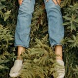 芝生の上に横になる男性 - touch grassのイメージ