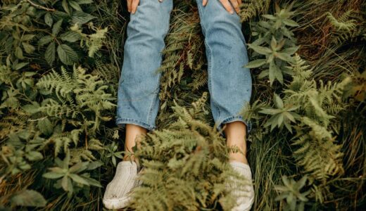 「touch grass」の意味とは？「外に出ろ・現実に戻れ」をネイティブが使うスラングを解説