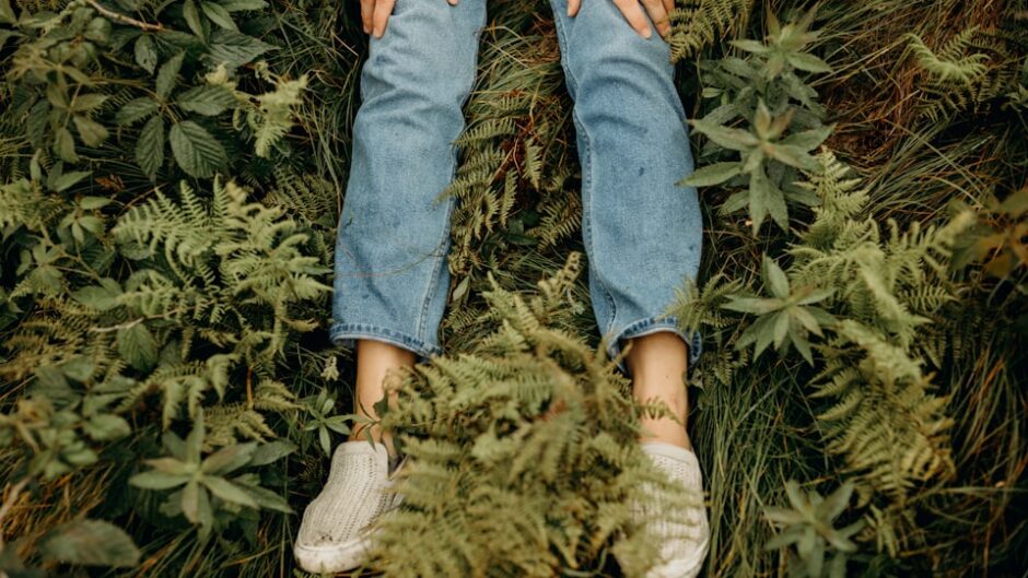 芝生の上に横になる男性 - touch grassのイメージ
