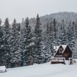 家に閉じこもってイライラする人 - cabin feverのイメージ