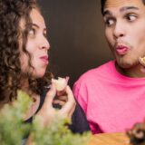 何かが欲しい・食べたいと思う人のイメージ