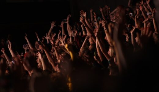 「let's hear it for」の意味とは？「もう一度拍手を送ろう」をネイティブが使う表現を解説