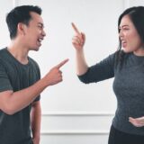 お互いを指さす2人 - That's my lineのイメージ