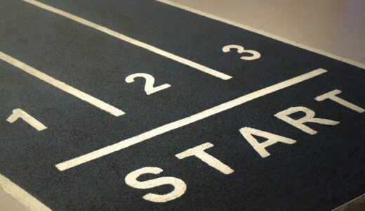 「fits and starts」の意味とは？「断続的に・のらりくらりと」をネイティブが使うイディオムを解説