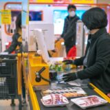 お店で買い物する人 - Can I get this?のイメージ