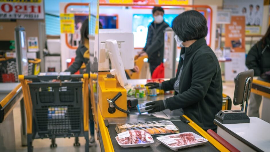 お店で買い物する人 - Can I get this?のイメージ