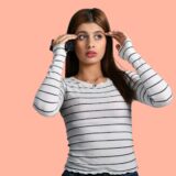 見て見ぬふりをする人のイメージ