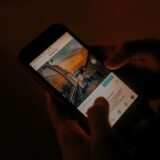 夜中にスマートフォンをスクロールする人 - brain rotのイメージ