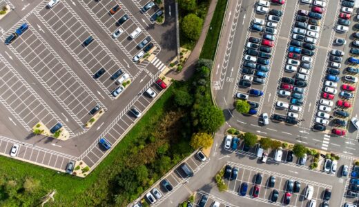 「bring the car around」の意味とは？「車を回す・裏に回す」をネイティブが使う表現を解説