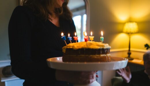 「pushing 60」の意味とは？「もうすぐ60歳」をネイティブが使う口語表現を解説