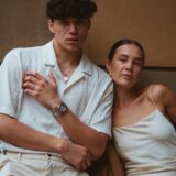 ベージュトーンのカップル - beige flagのイメージ