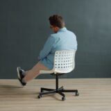 何もしないで座っている人 - don't just sit there do somethingのイメージ