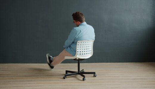 「don’t just sit there, do something!」の意味とは？「ボーっとしてないで動いて！」をネイティブが使う表現を解説