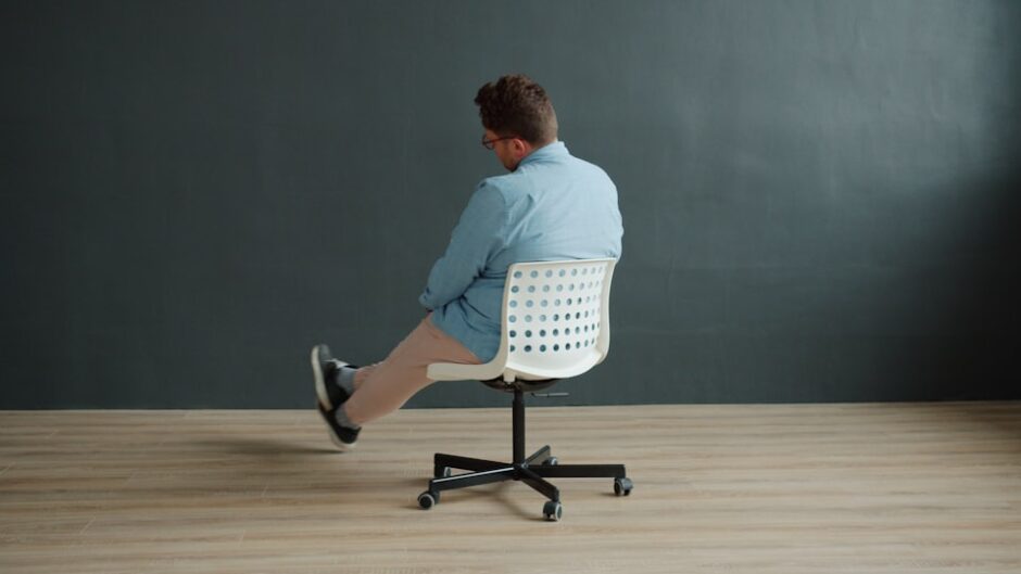 何もしないで座っている人 - don't just sit there do somethingのイメージ