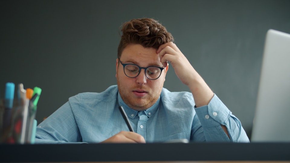集中して観察する賢い人のイメージ