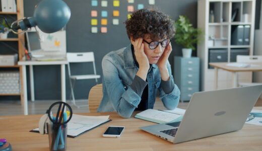 「be up to one's ears」の意味とは？「手いっぱい・身動きが取れない」をネイティブが使う表現を解説