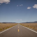 未来に向かって伸びる道のイメージ